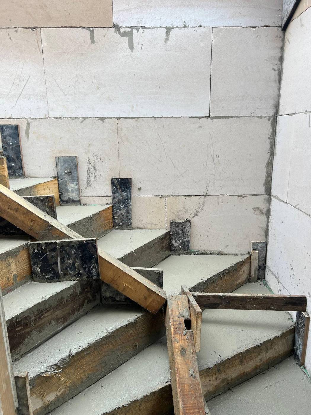 Gewendelte Treppe im Rohbau mit Schalung und Stützhölzern