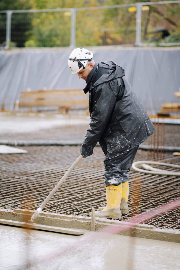 Bauarbeiter beim Glätten von frischem Beton