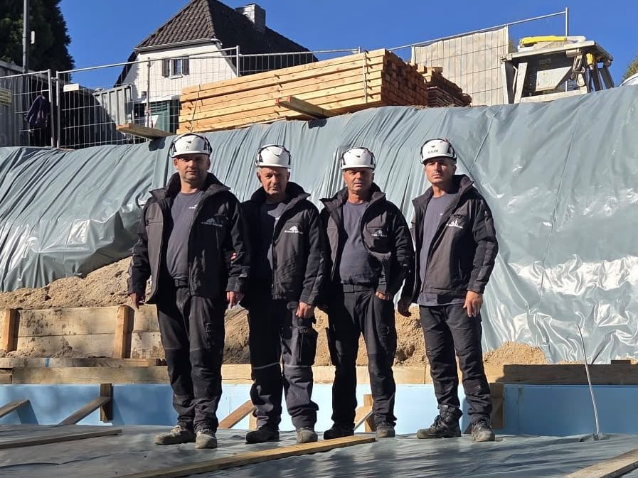 Die vier Inhaber der 4 Grup Bau UG auf der Baustelle